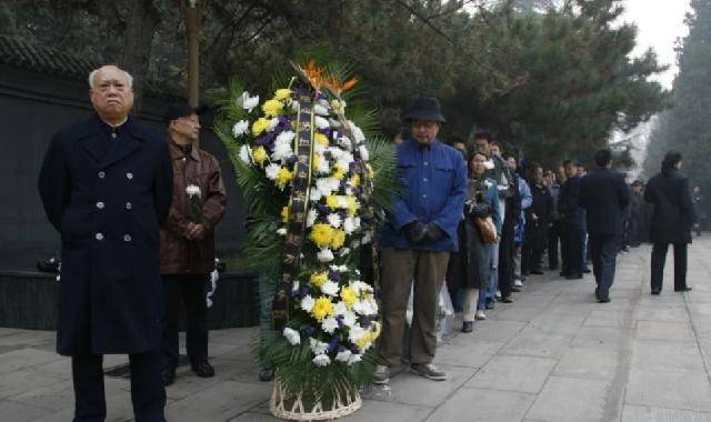 在2009年11月的钱学森先生的追悼会上,除了钱学森的家人和同事们来为