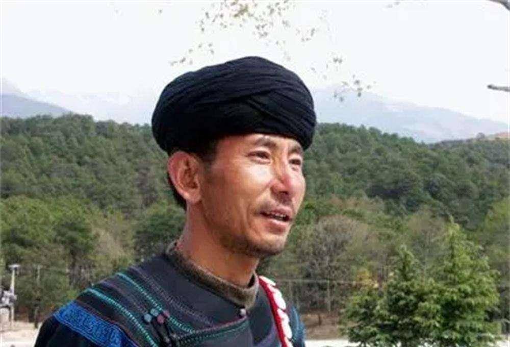 一学生家境困难登报后惊动中央,人民大会堂设宴3桌,宴请他全家