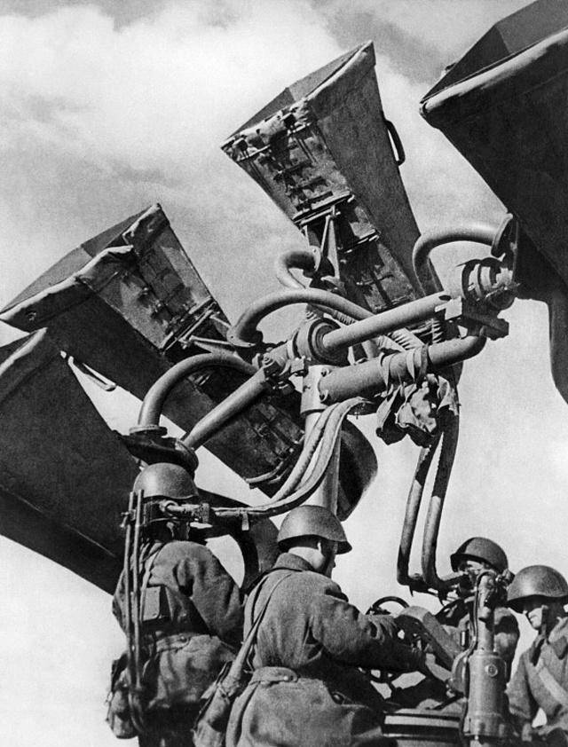 而当时远在德国首都柏林的纳粹党魁希特勒,在当日的收音机中听到了