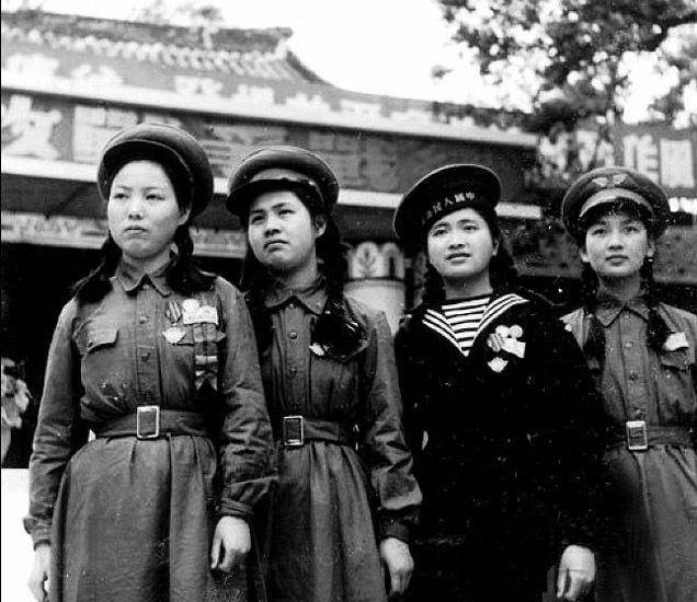 1950年,我军正式配发了第一代军服,"50式"军服.