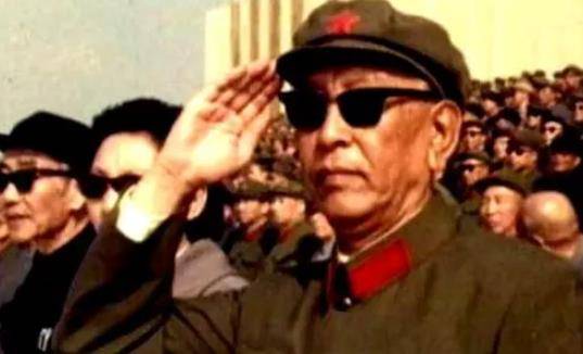 瑞典将军看耿飚穿得太土,问他带过多少兵,耿飚:也就三四十万人