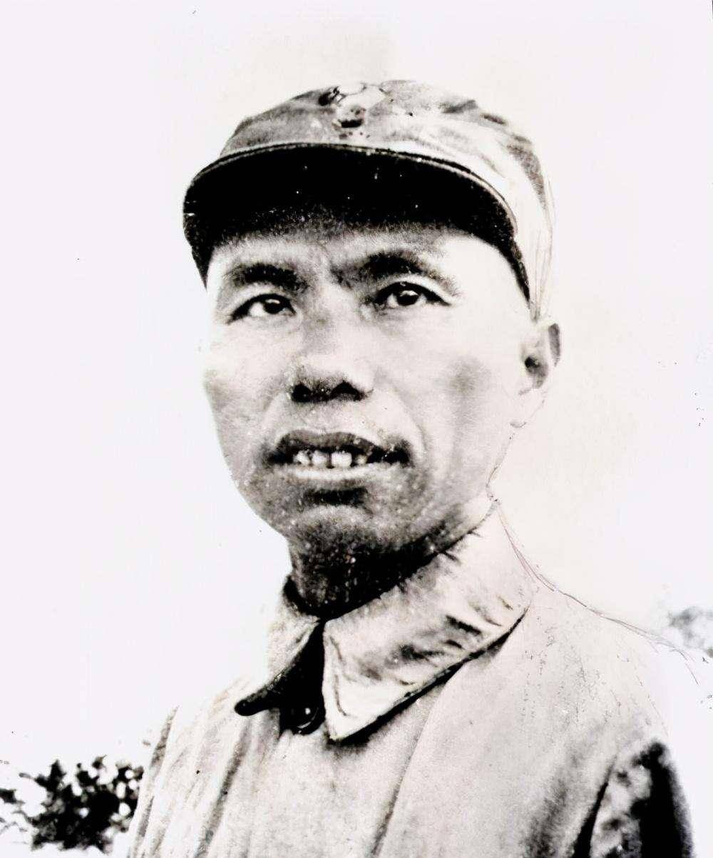 1898年,他在福建永定县的一个农民家庭出生了,和同时期的大多数农民一