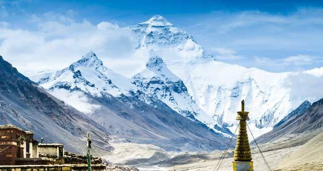 珠穆朗玛峰是当之无愧的世界上海拔最高的山峰,比第二高峰乔戈里峰高