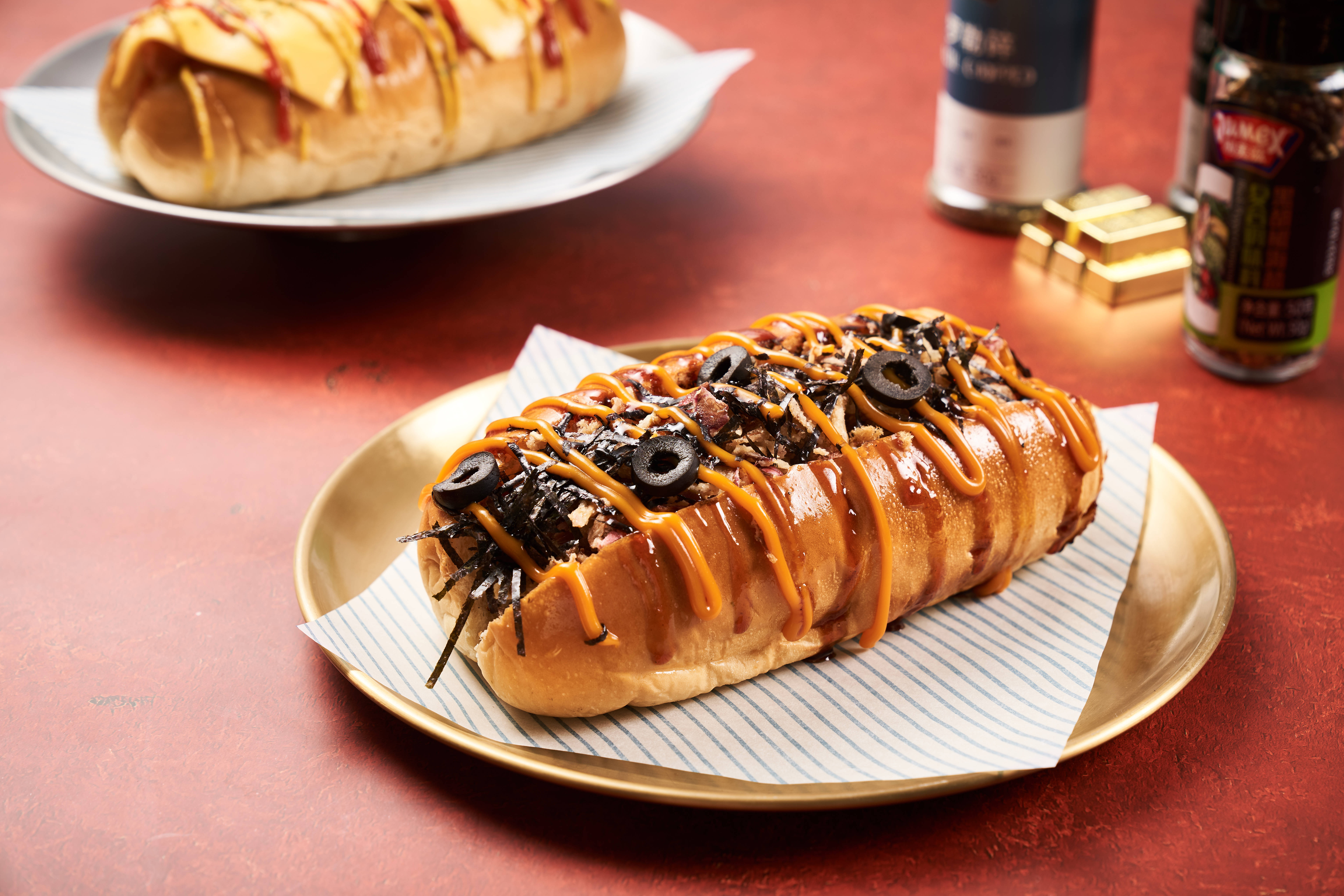 当我们品尝爱辛巴热狗汉堡时,首先会被那金黄酥脆,香气四溢的面包皮所