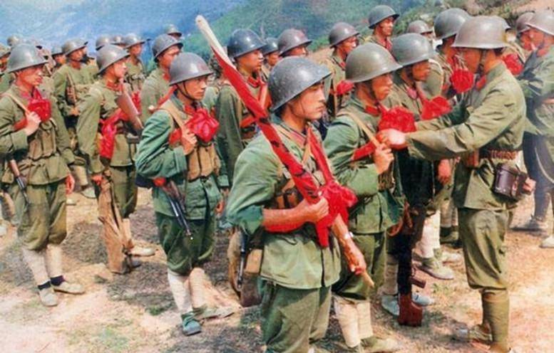 2021年,106岁烈士母亲拥吻儿子墓碑,老兵看到后纷纷上门拜访