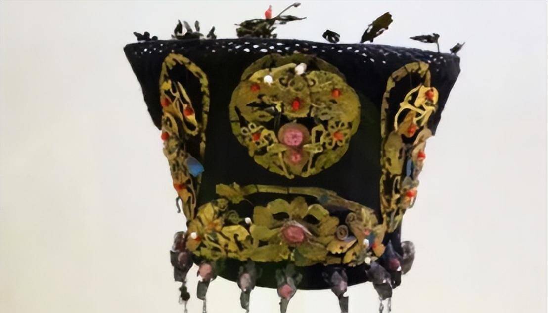 50年前内蒙挖出康熙女儿墓,身穿龙袍不腐,专家:葬品价值上亿