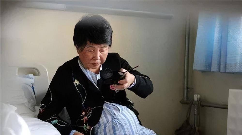 60岁怀孕的盛海琳"你们是双胞胎吗?长得真可爱!爸爸和妈妈呢?