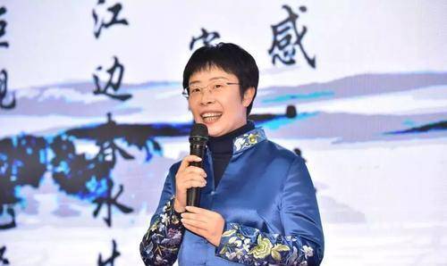 她受父母影响,从小养成了爱读书的好习惯,后成为满腹经纶的才女