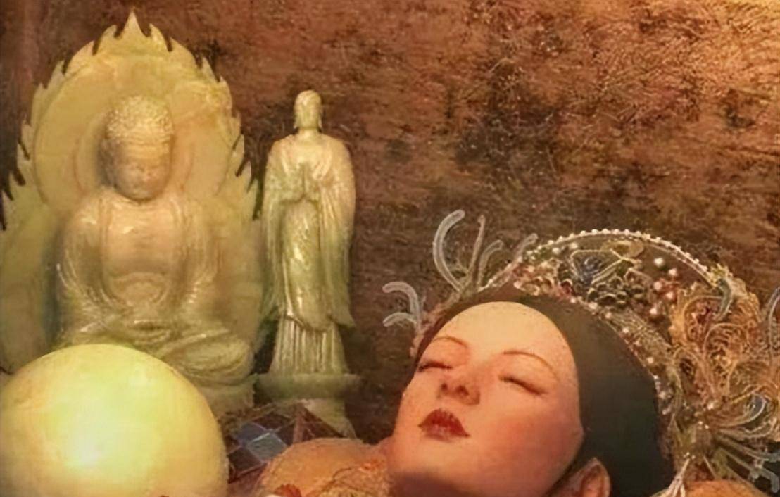 50年前内蒙挖出康熙女儿墓,身穿龙袍不腐,专家:葬品价值上亿