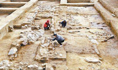 一施工队发现一奇怪夯土台基,发掘出一古墓,考古家走进后看呆了