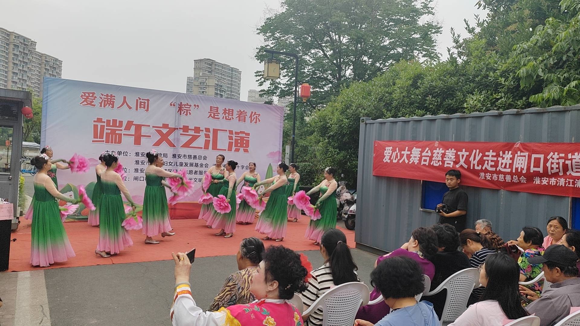 随着音乐响起,演出开始,《花船》,新疆舞,舞蹈《爱的奉献》,小品