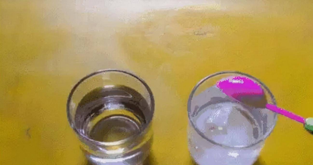 睡梦中不小心将实验用的两瓶药水弄洒,竟然着出一些火苗.