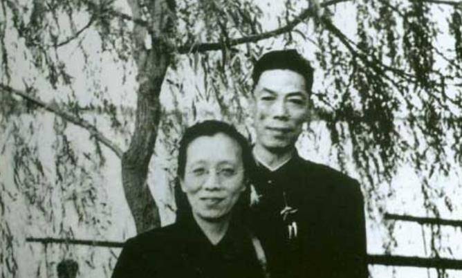 1949年,两辆军用车护送一妇女回家,邻居才知常打麻将的她是特工