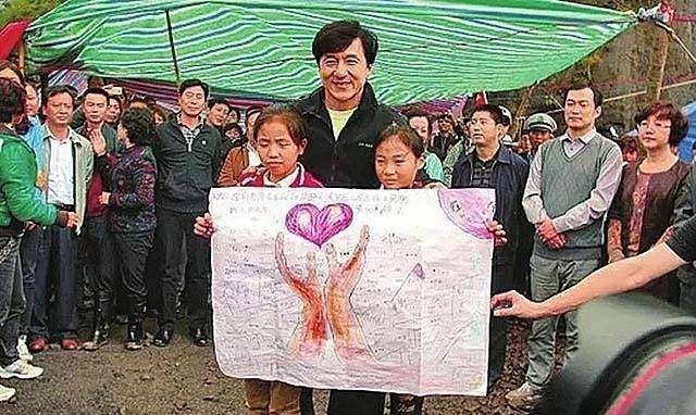 2013年,成龙携父亲骨灰回安徽老家:在大哥家停留十几分钟后回港