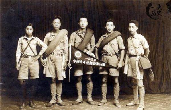 到底是会继续前进,还是原路返回南京,继续经营那家快活岭西餐馆呢?