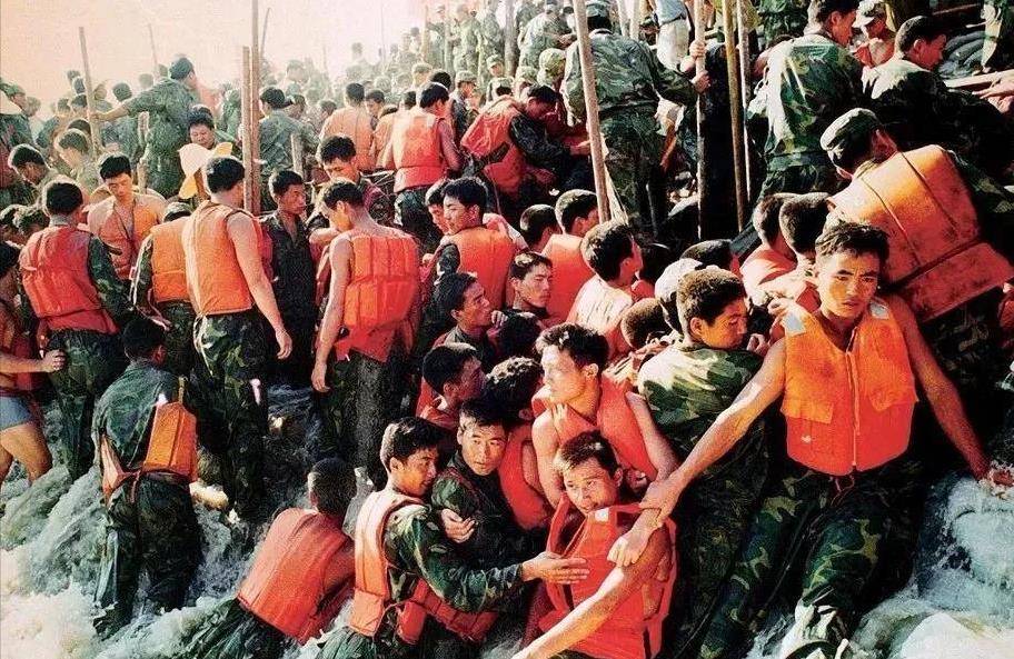 1998年,英雄李向群高烧39度火线抗洪,牺牲后父亲代替奋战前线