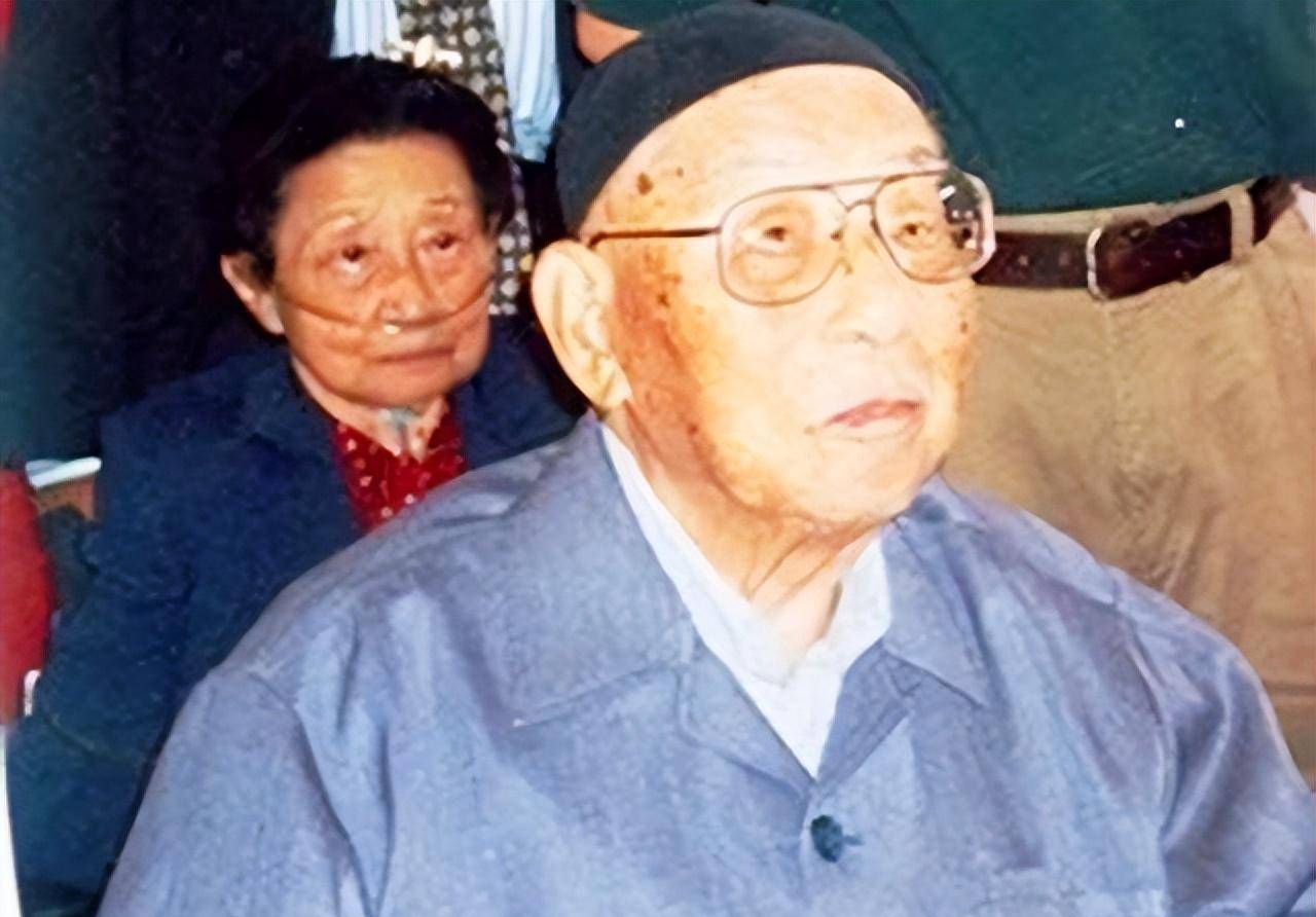 原来,张学良的软禁生活随着蒋介石和蒋经国的相继离世,也松了很多