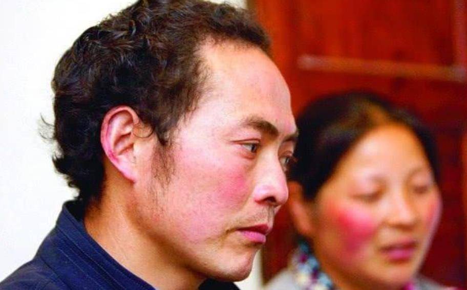 13年前,那位徒步50里山路背儿遗体回家的父亲,如今走出悲痛了吗