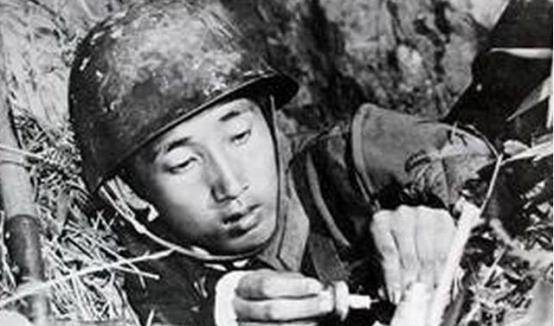 他曾在猫耳洞内弹琵琶,战死前一个月父亲去世,留下寡母哭瞎双眼