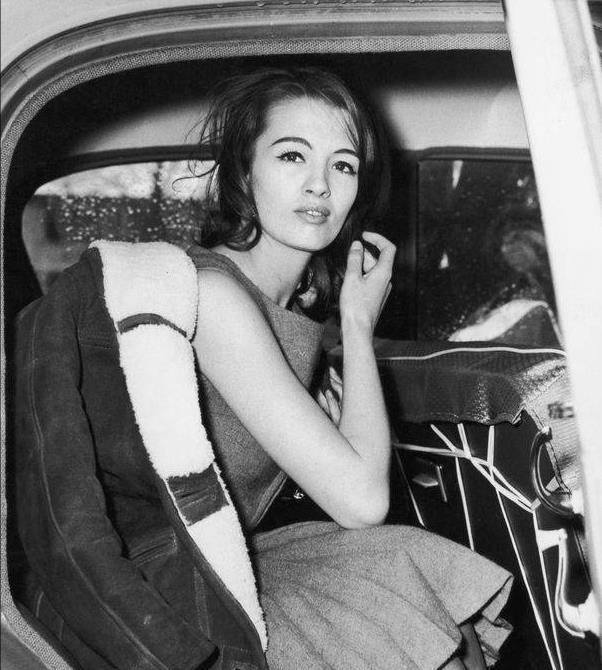 英国有佳人:17岁因美貌名声大噪,却沦为玩物,从此人生一地鸡毛