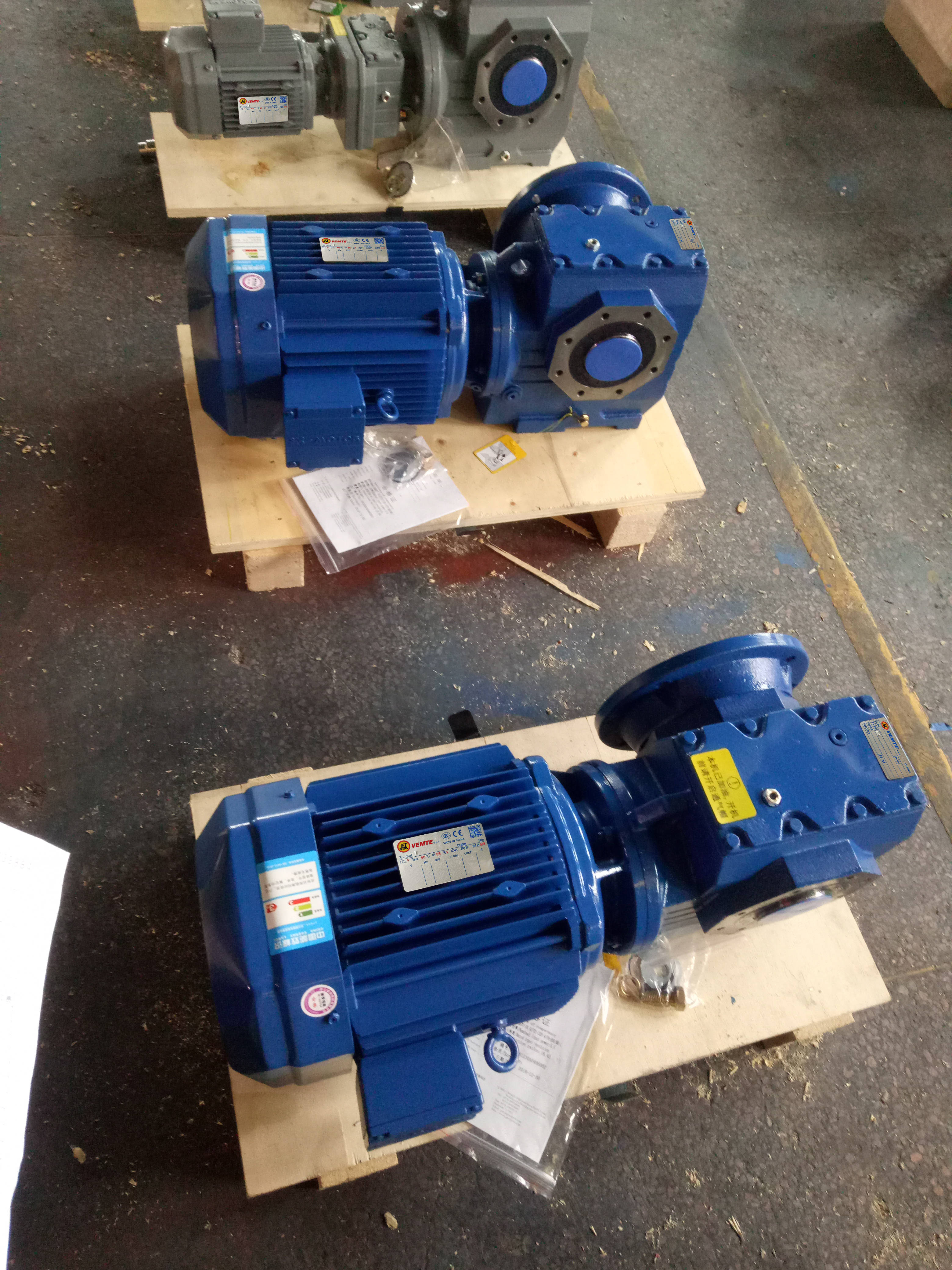 saf77减速机在潮湿环境下的散热问题应如何解决?