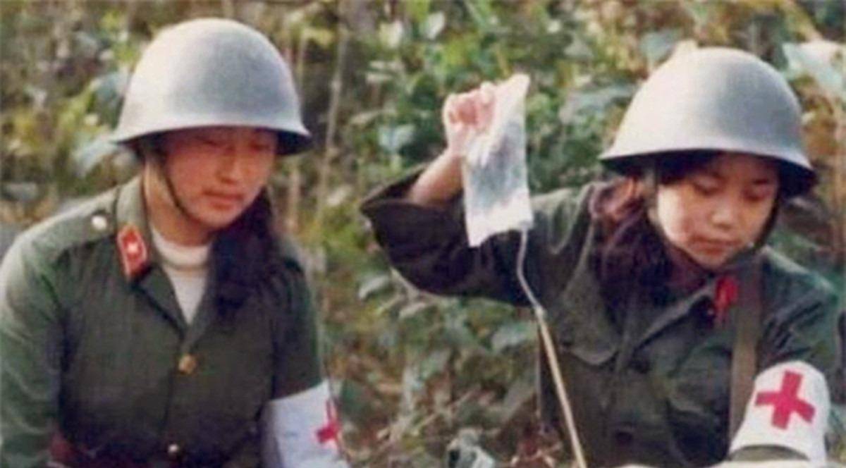 老山战役照《死吻》,女护士张茹亲吻临终士兵,后来她怎么样了?