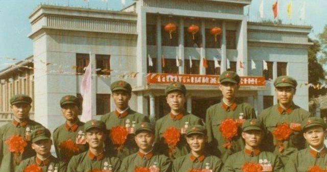 首先,这张照片的确在当时流传甚广,但是当年参与战斗的士兵大多数都没