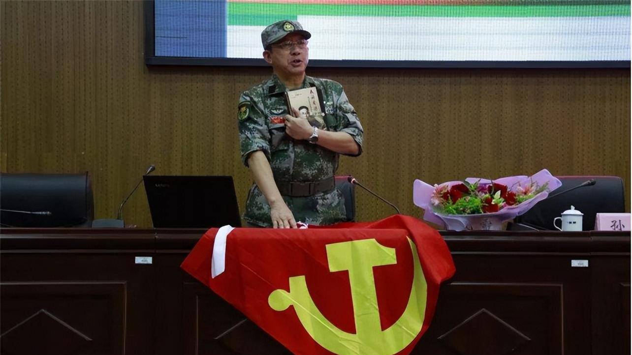 老山主攻营长臧雷,祭奠战友时满含热泪:这的烈士99%都没有后代