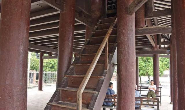 一楼中间部位有楼梯,可以通往二楼,磨到发亮的扶手也说明,这座楼梯也