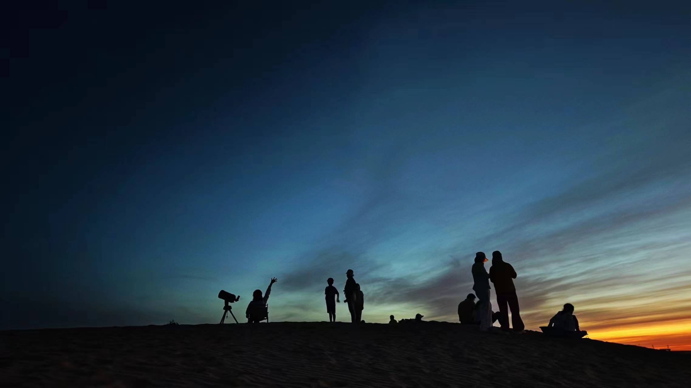 敦煌秘境观星团还提供私人定制的亲子游项目,结合敦煌秘境自己的沙漠