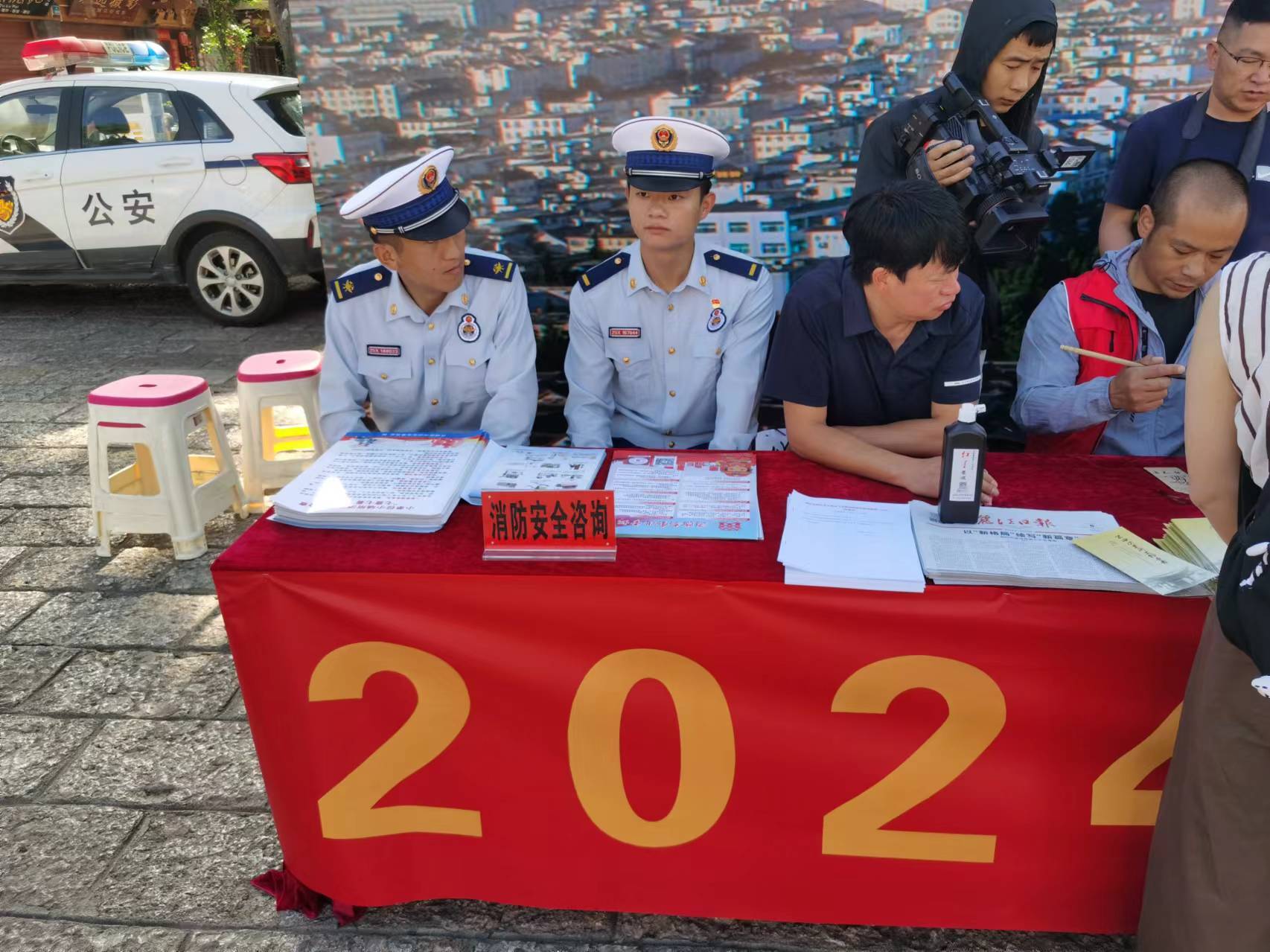文的神秘与祝福凝于书签之上,根据游客的要求写下专属的祝福语或生肖