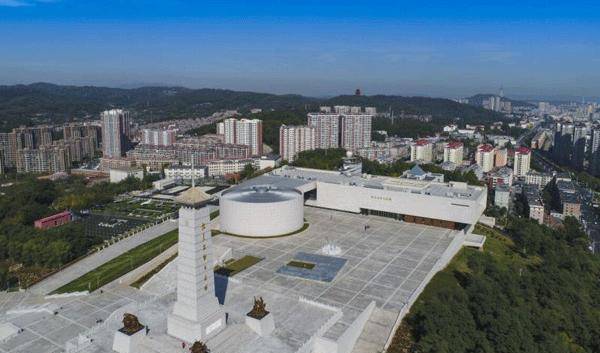 鸭绿江断桥上,小男孩响亮地唱起了"雄赳赳,气昂昂,跨过鸭绿江……"