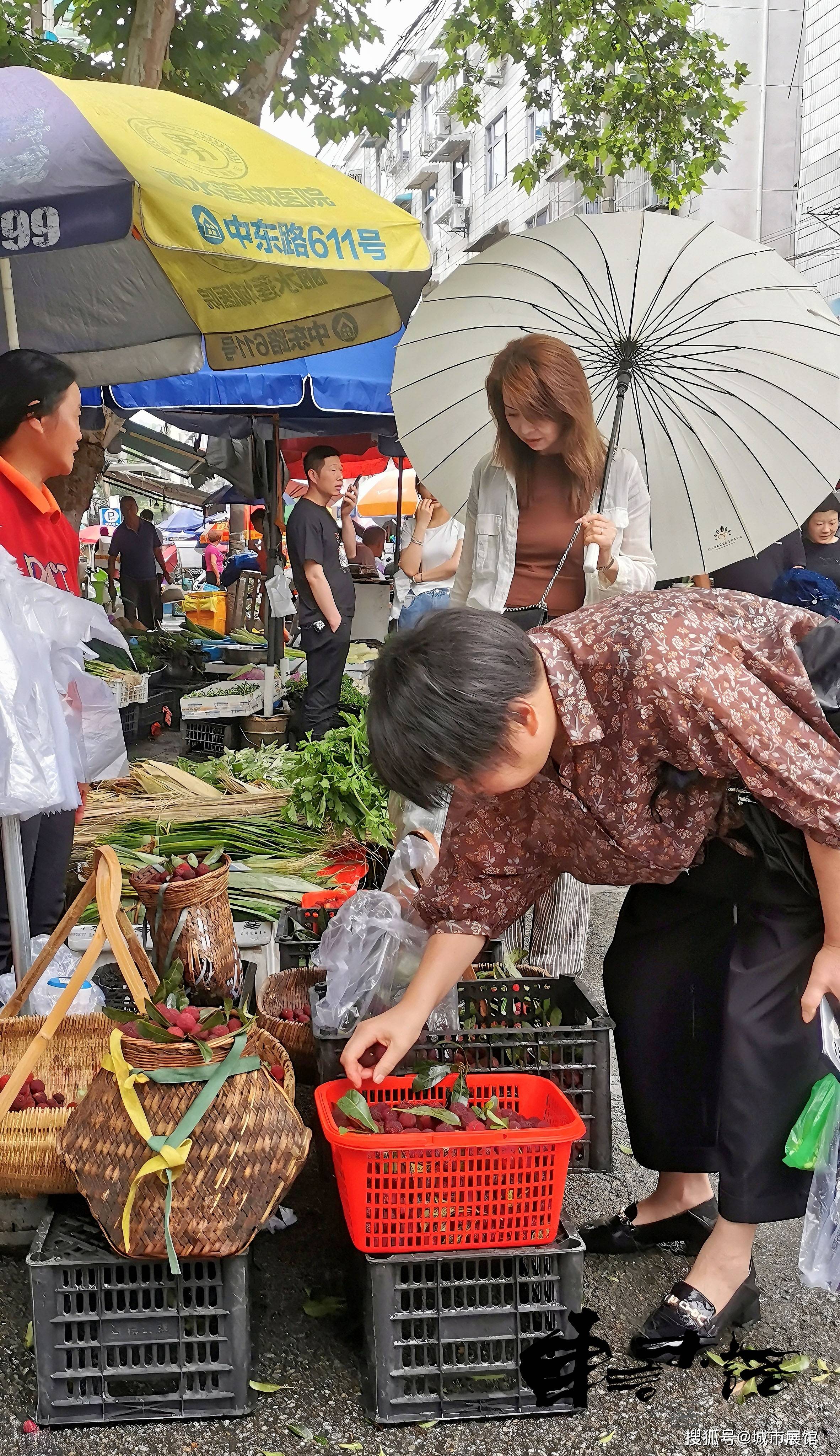 街拍畲乡景宁端午节 商超市集溢满畲家文化氛围与人间烟火味