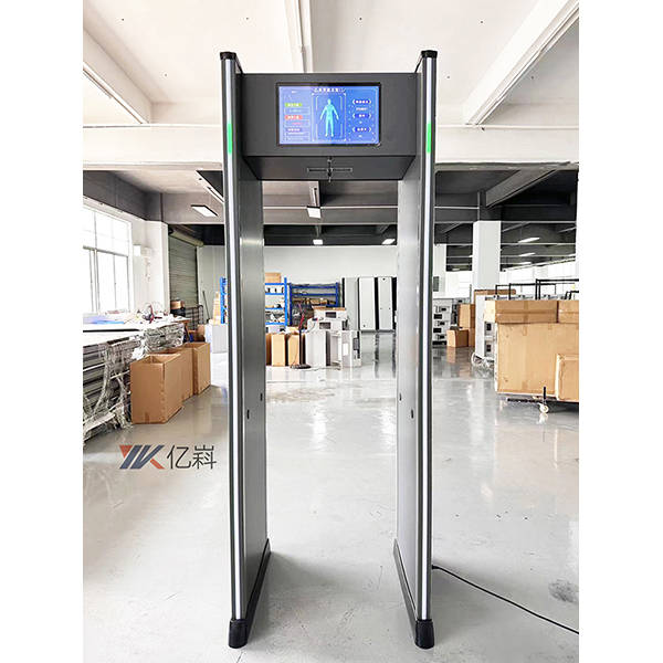 在机场,火车站等交通枢纽,安检门严格把关,防止危险物品被带上交通