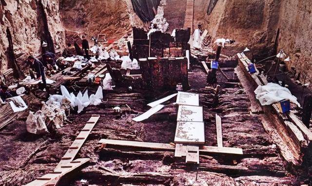 龙塘下掩藏的大型古墓,四人接连死亡,他们的死亡真相是什么