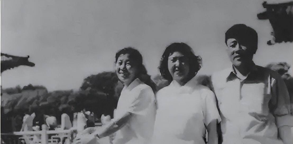 溥仪丢下李玉琴后被抓,李玉琴苦找他十年,相逢后与其起诉离婚