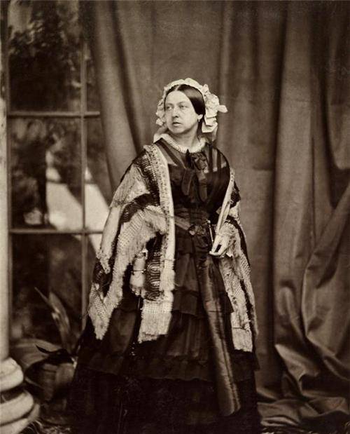 英国维多利亚女王:贪吃成瘾,生9娃胖成球,却比自律丈夫长寿