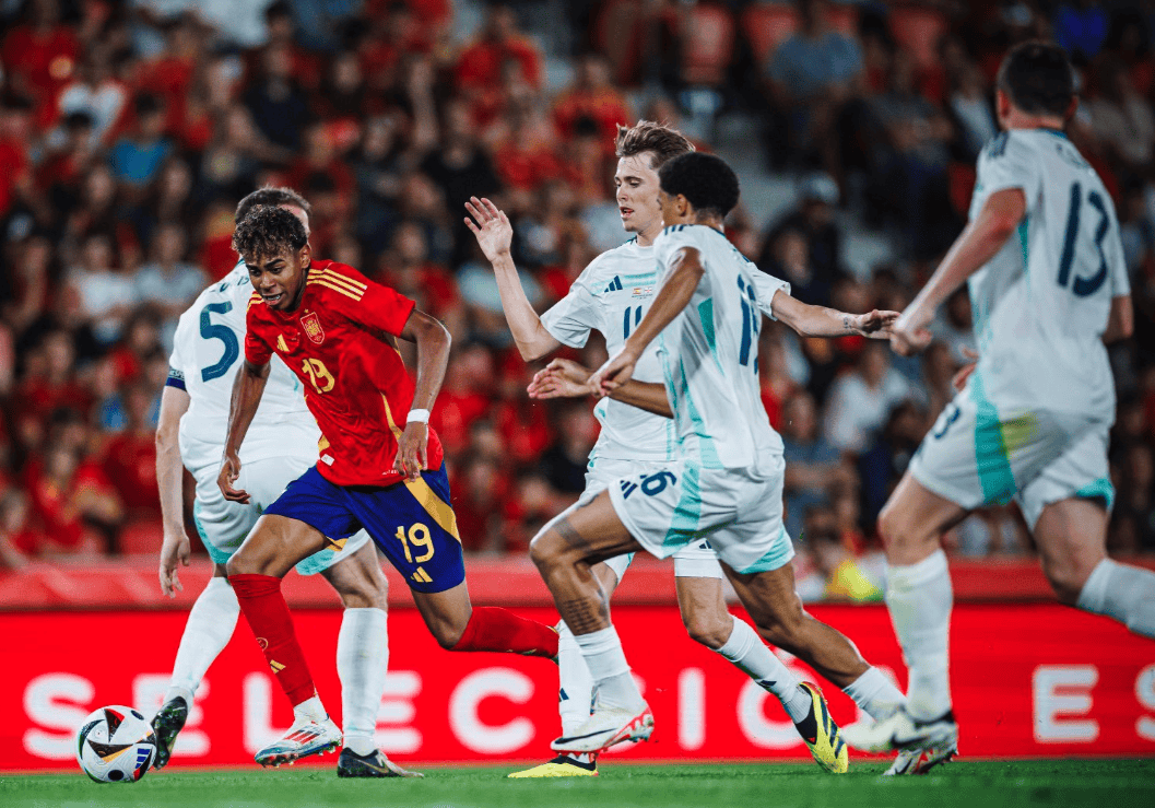 亚马尔:欧洲杯赛场上的年轻传奇_比赛_西班牙_的足球