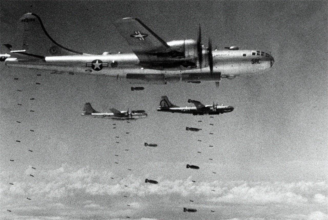 这一幅幅画面都曾在1950年10月的辽宁丹东上演,而位于中朝边境鸭绿江