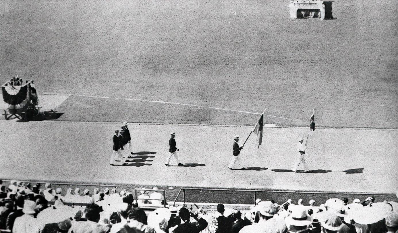 侍者一开始还来邀请刘长春,在得到n次拒绝后,也不再来打扰.