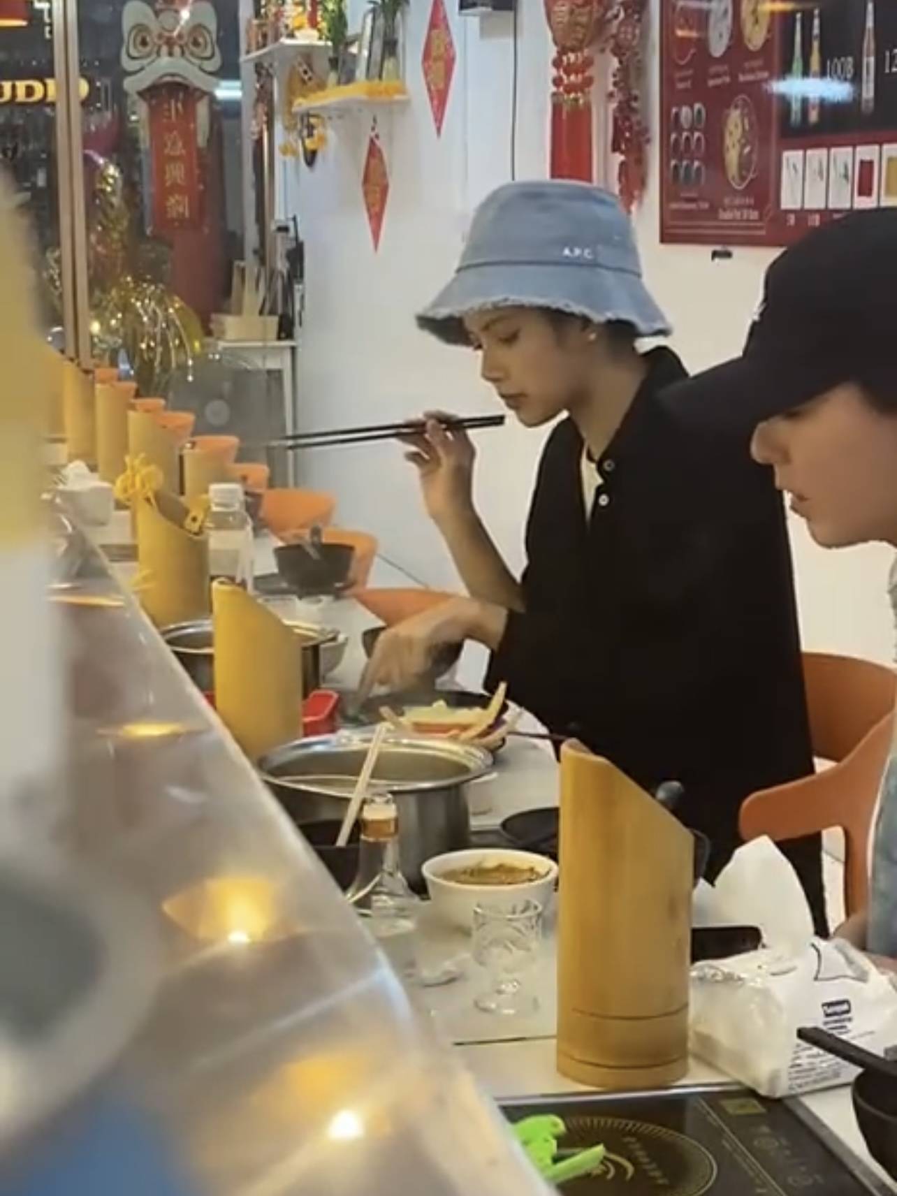 Lisa在泰国吃旋转小火锅 戴渔夫帽笑容很接地气_网友_全素颜_低调