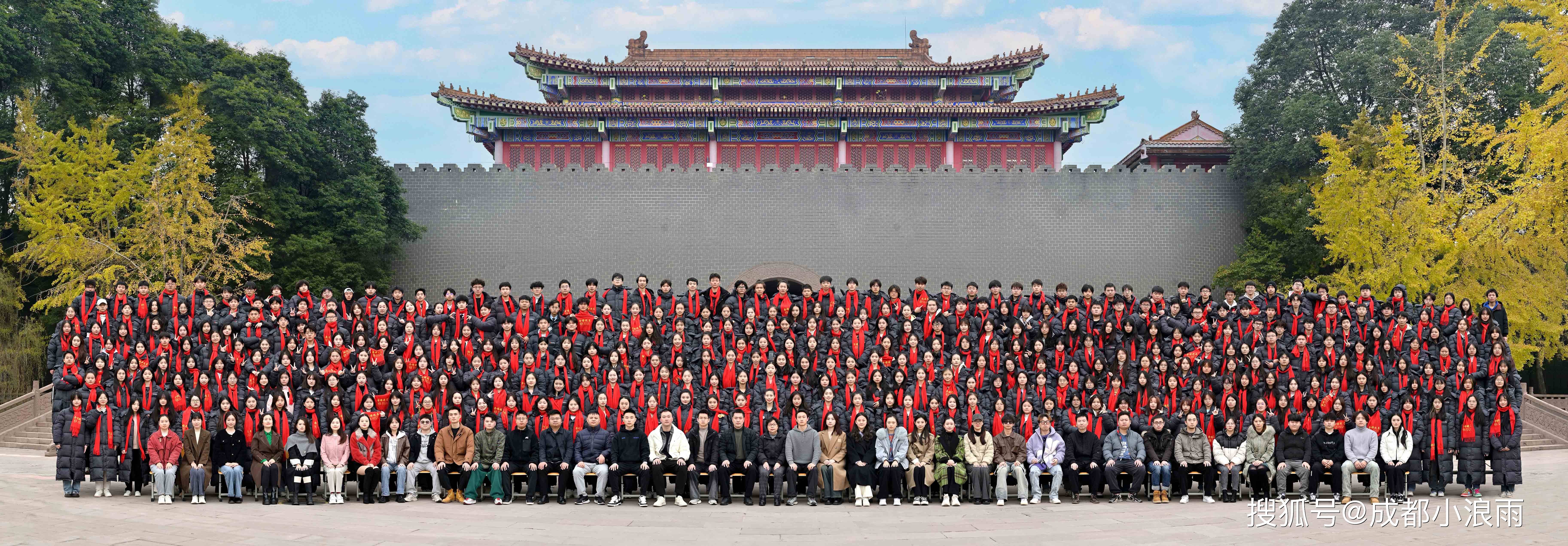 全体人员应着装整齐,注重协调