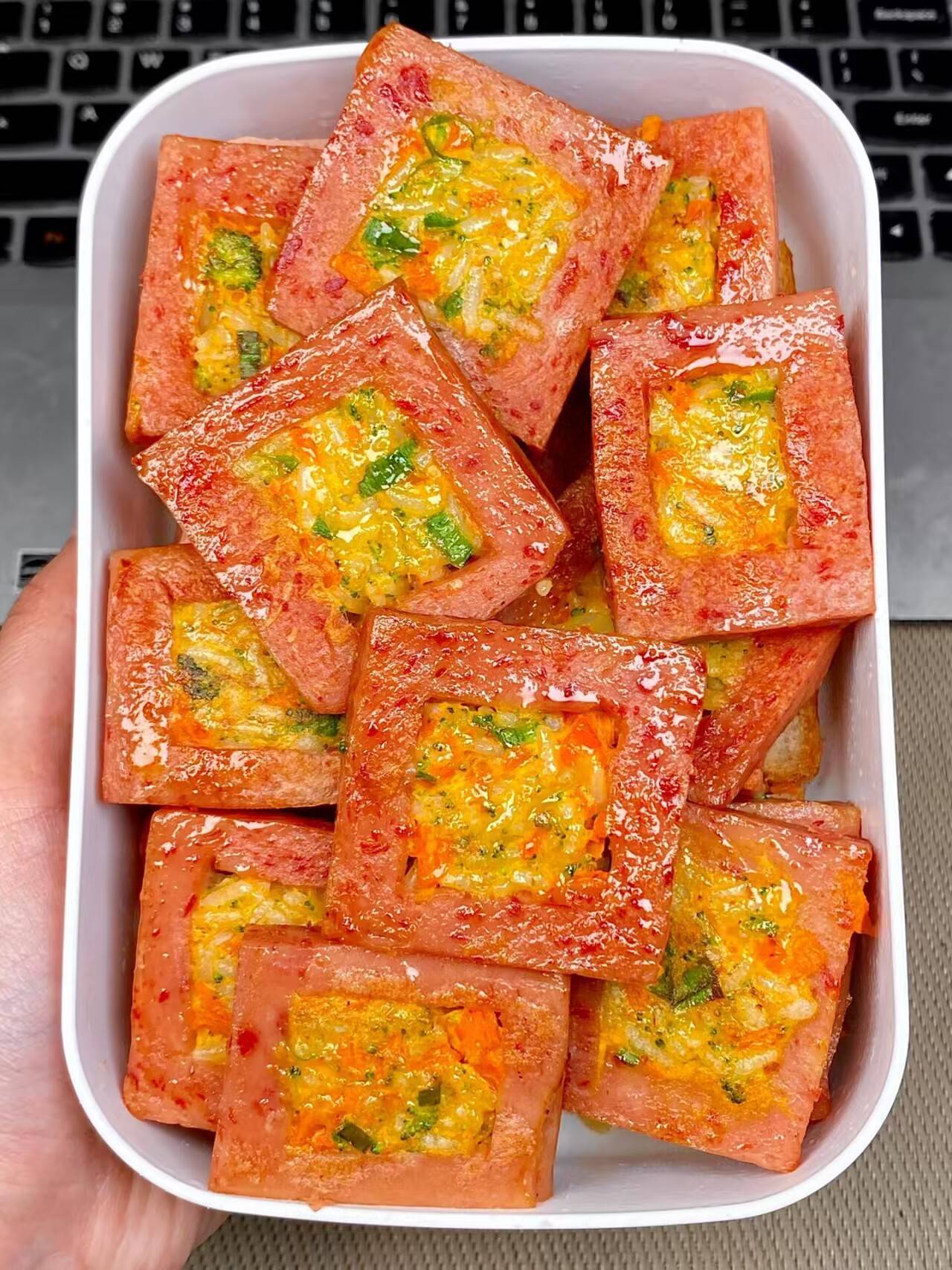 然后,加入切碎的西兰花和胡萝卜,继续翻炒,直到