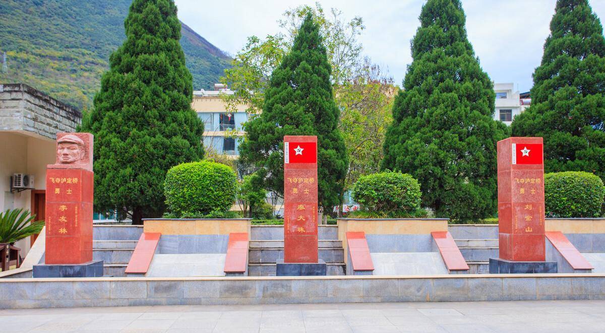 红军飞夺泸定桥纪念碑在我国四川省泸定县有一座家喻户晓的桥叫"泸定