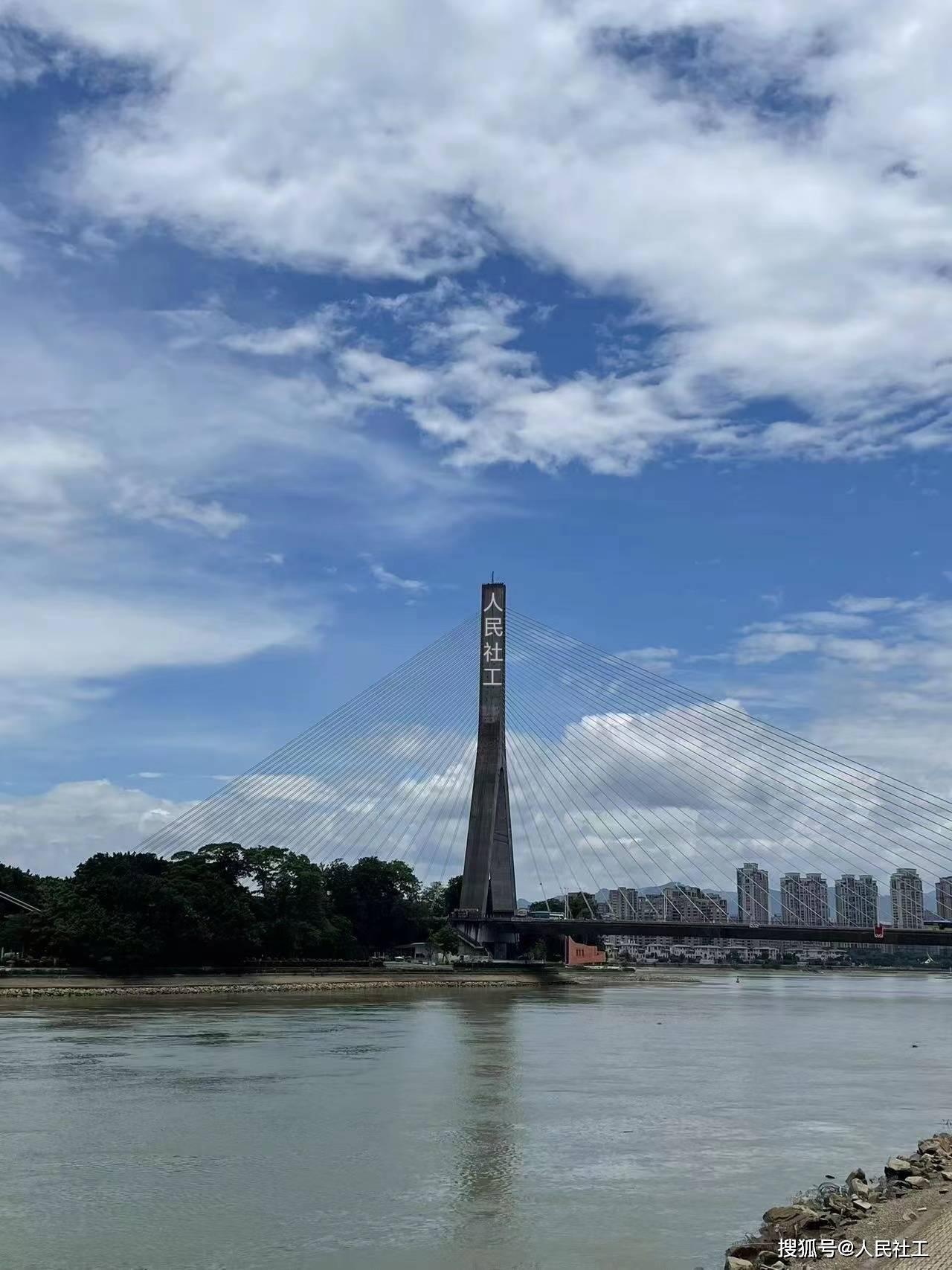 创作者
            说发家致富的人常常维持着一种谜样的高调，萨德基土蜜且不说高调了，你是不是看。(图1)