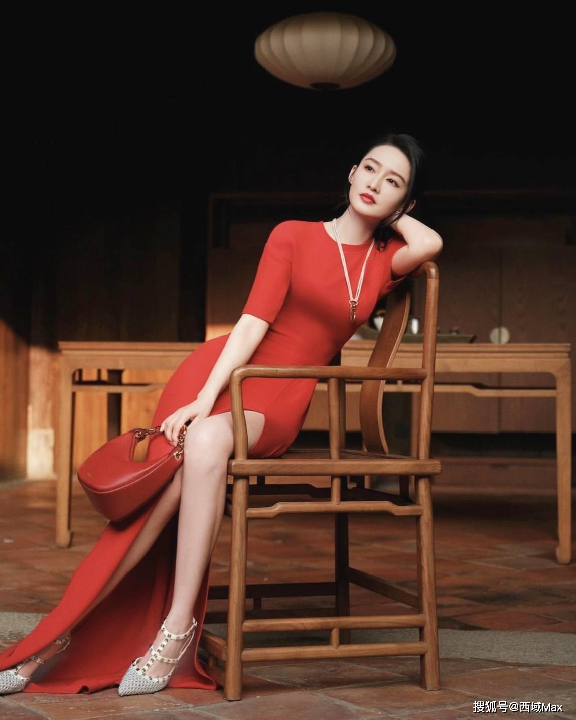 李沁:开叉红裙风情万种,优雅性感两不误!