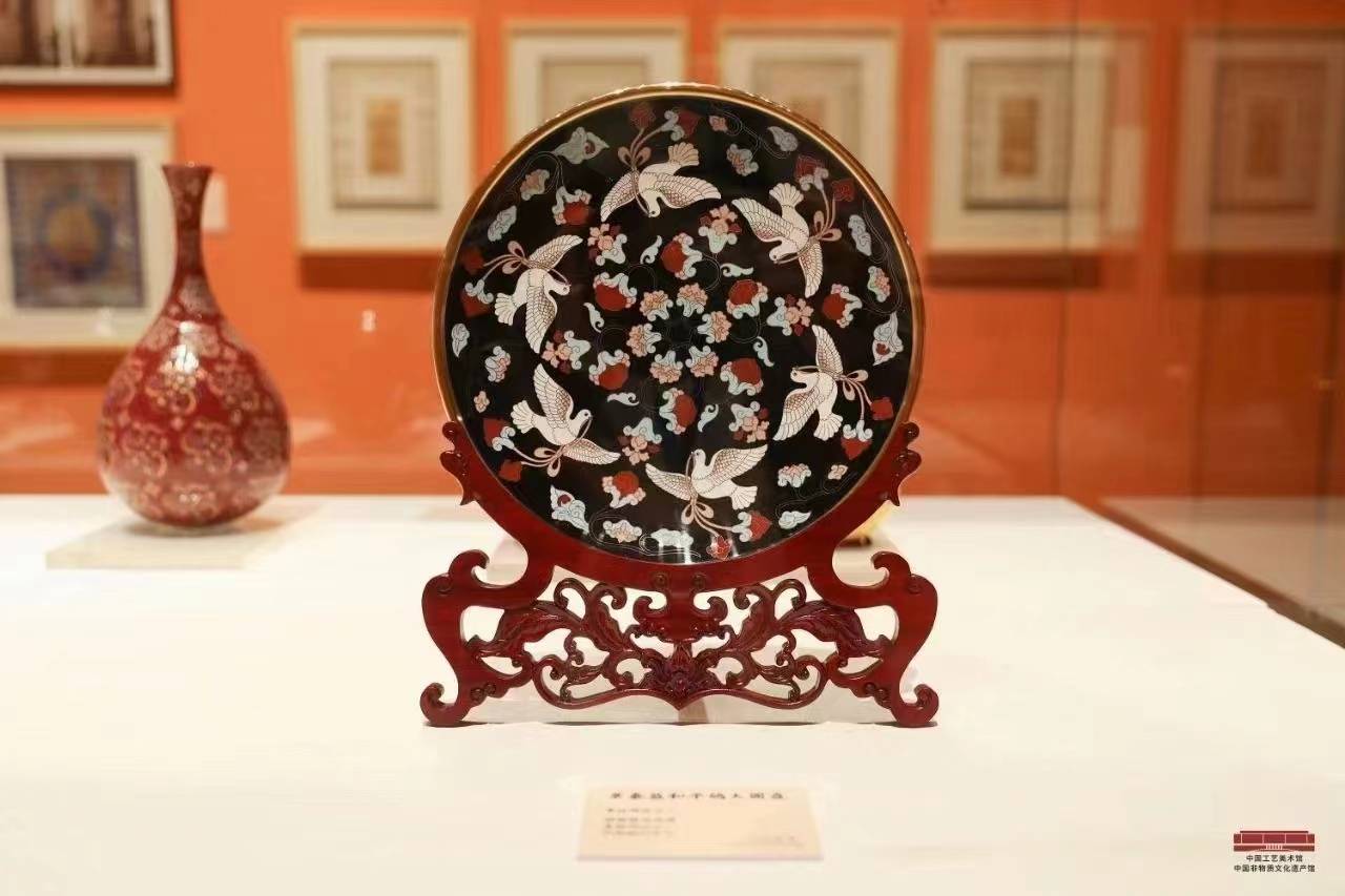 常沙娜 /p> p>监制:中国文物交流中心 /p> p>出品:北京市珐琅厂 /p> p