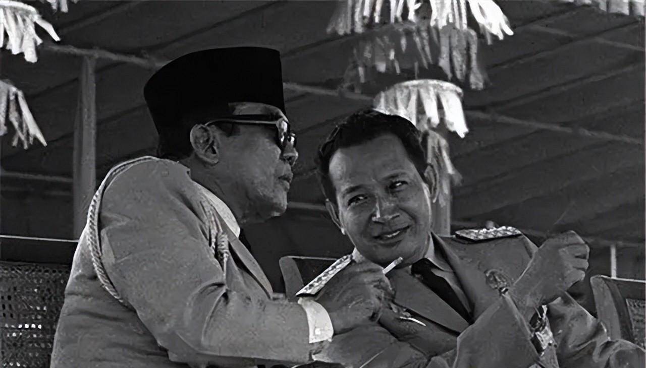 原创苏哈托:19岁参加殖民军队,21岁当伪军,45岁官至少将,执政32年