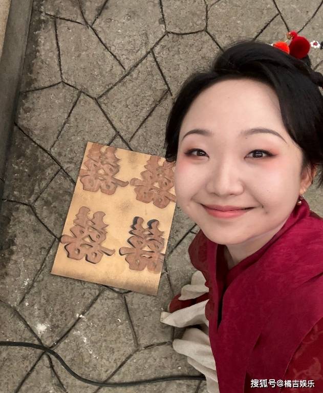 原创            李嘉琦发文告别芬芳喜事，疑惑李嘉琦是谁？小辣子短剧每次杀青-李嘉琪的小助手有哪些