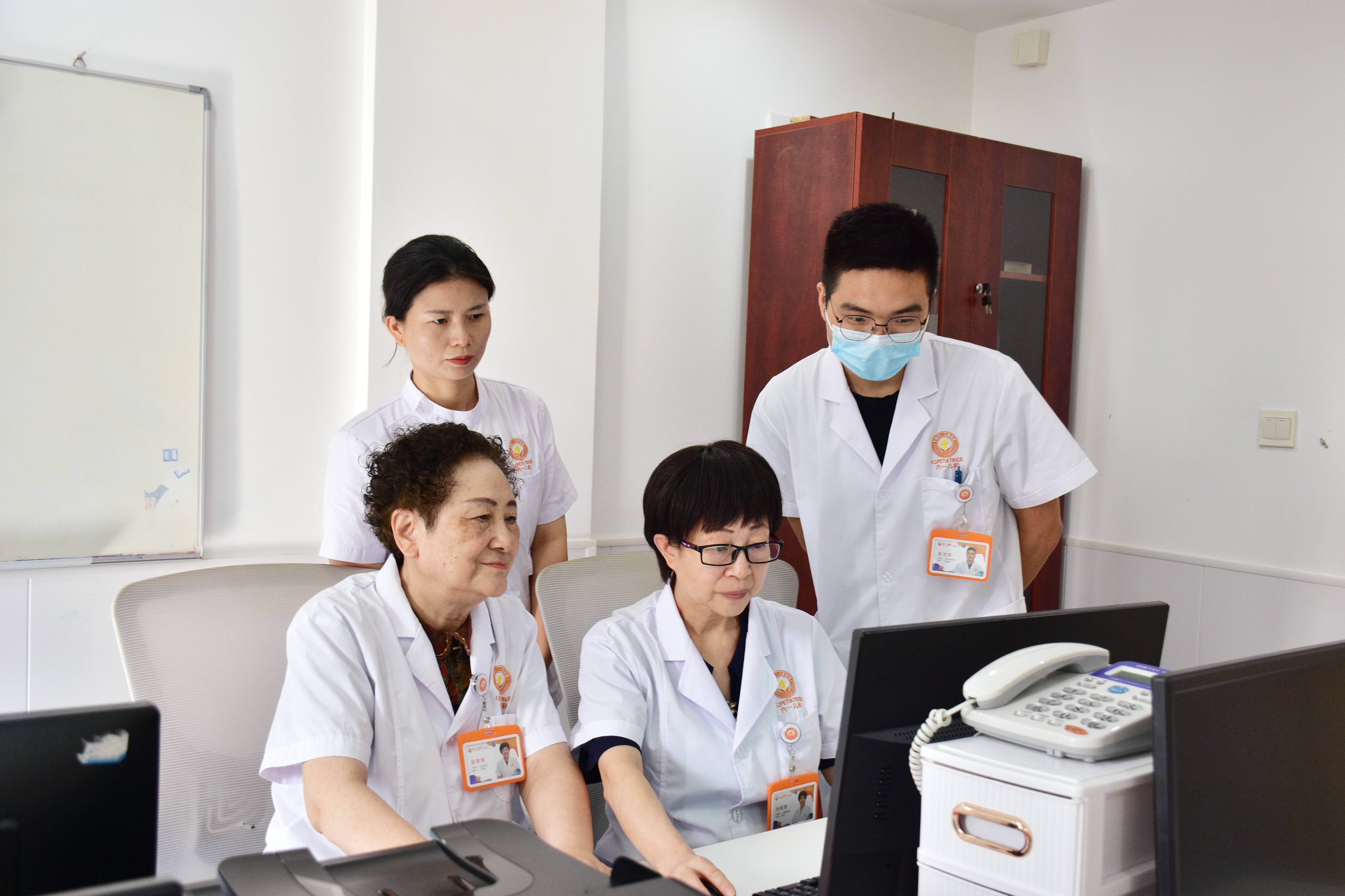 原上海市儿童医院张金凤教授在上海六一儿童医院暑期会诊，与刘新琼院长助力孩子健康成长！